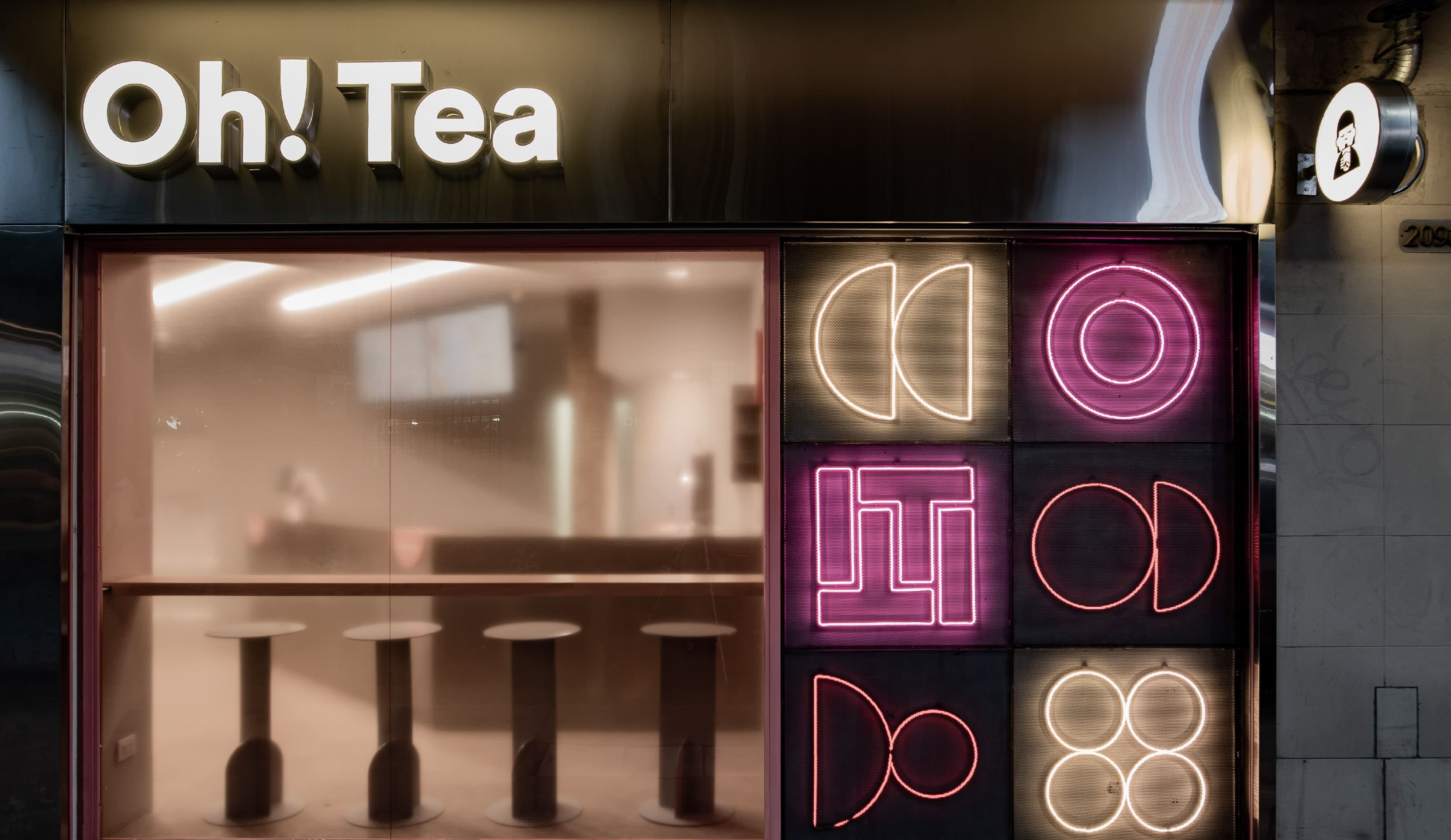 Estudio creativo especializado en Branding, Diseño Web y Packaging. Fundado en Buenos Aires en 2016. 1